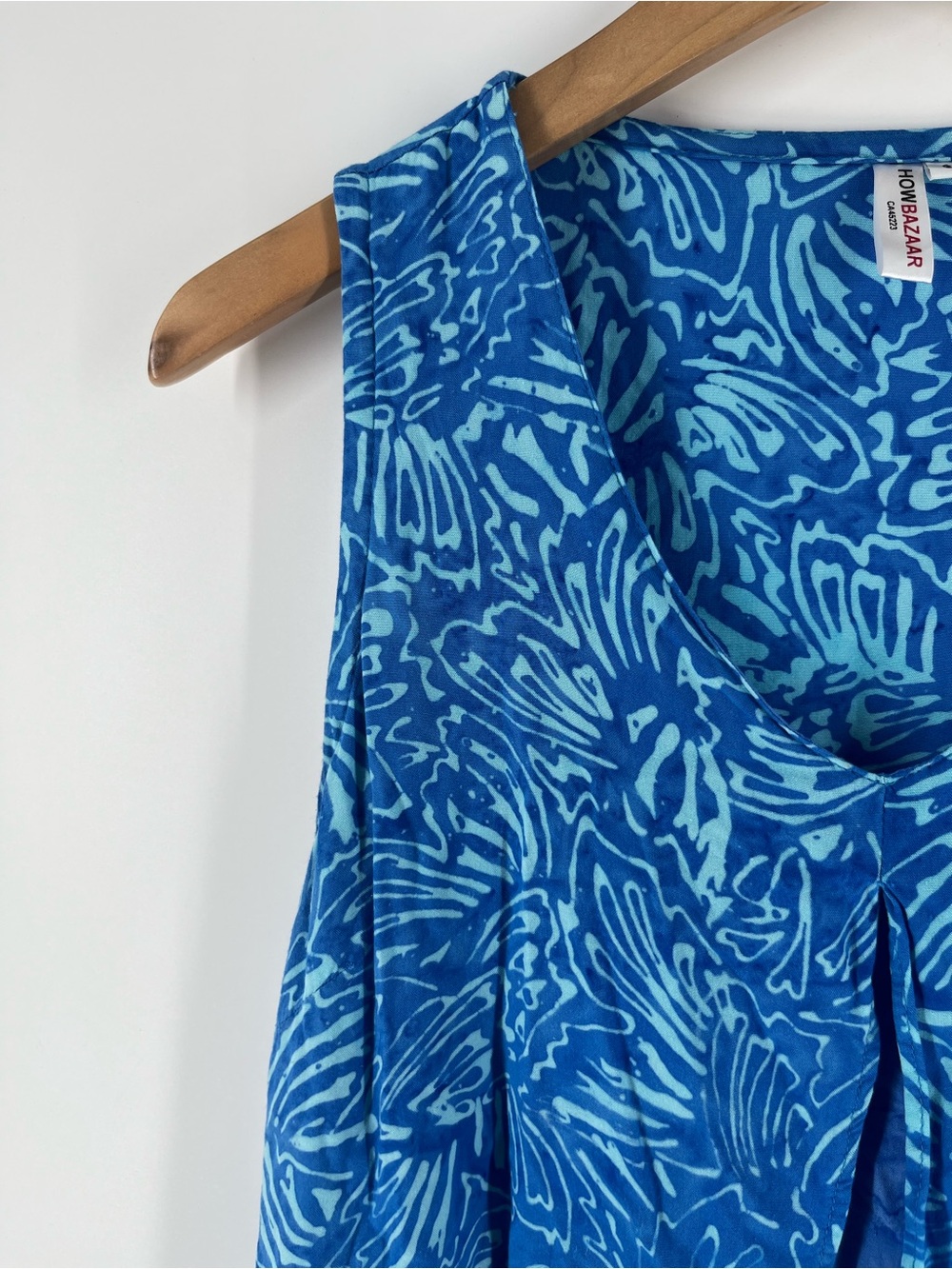 How Bazaar Blue Batik Print Sleeveless Tunic Top S Rayon Asymmetrical Hem - Picture 8 of 9